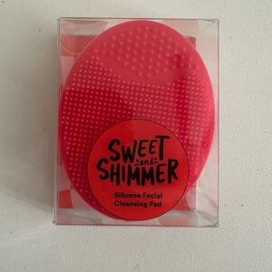 Sweet and Shimmer Silicone Facial Cleansing Pad - red